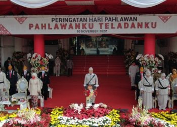 Wali Kota Surabaya Eri Cahyadi bersama Forkopimda mengenakan pakaian pejuang dalam upacara peringatan Hari Pahlawan di halaman Balai Kota.