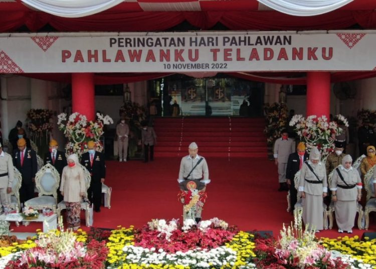 Wali Kota Surabaya Eri Cahyadi bersama Forkopimda mengenakan pakaian pejuang dalam upacara peringatan Hari Pahlawan di halaman Balai Kota.