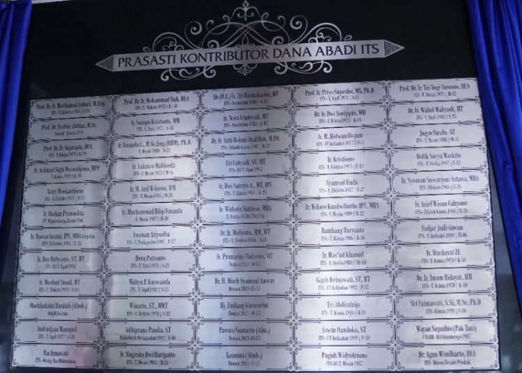 Prasasti Dana Abadi ITS yang bertempat di gedung Rektorat ITS.