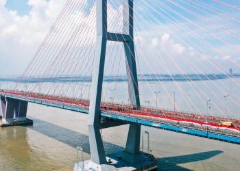 Pembentangan kain merah putih sepanjang 3.219 meter di Jembatan Suramadu.