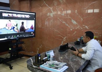 Wali Kota Surabaya Eri Cahyadi memantau 'Sambat Nang Cak Eri' secara daring.