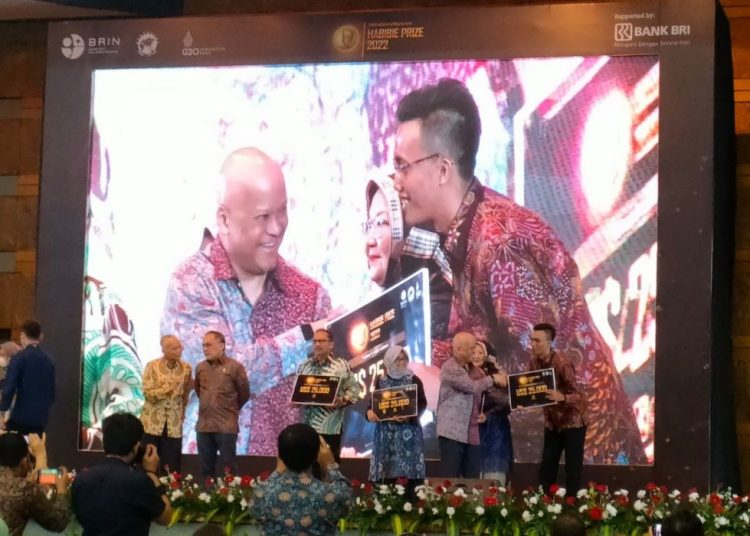 Dosen Institut Teknologi Sepuluh Nopember (ITS) Naufan Noordyanto menerima penghargaan Habibie Prize.