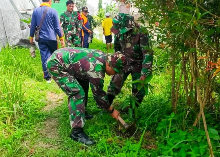 Kegiatan karya bakti penanaman pohon produktif di seputaran kantor desa serta pekarangan rumah warga Desa Kalianyar, Bojonegoro.