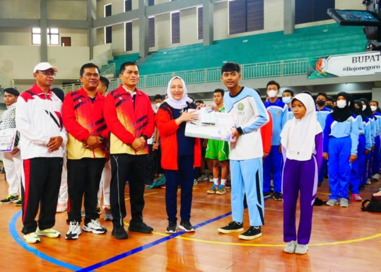 Bupati Bojonegoro Anna Mu'awanah menyerahkan bonus kepada atlet peraih medali di ajang Porprov Jatim 2022.