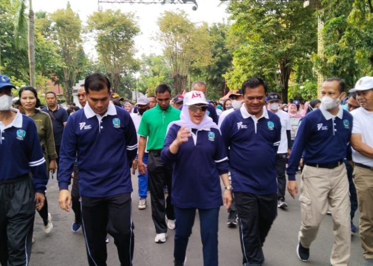 Bupati Bojonegoro Anna Mu'awanah mengikuti jalan santai dalam rangka Hari Jadi Provinsi Jatim ke-77. Kegiatan ini digelar di halaman kantor Bakorwil Bojonegoro.