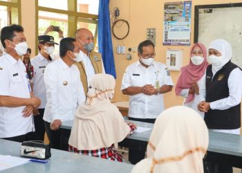 Gubernur Jatim Khofifah Indar Parawansa dalam salah satu kegiatan meninjau sekolah.