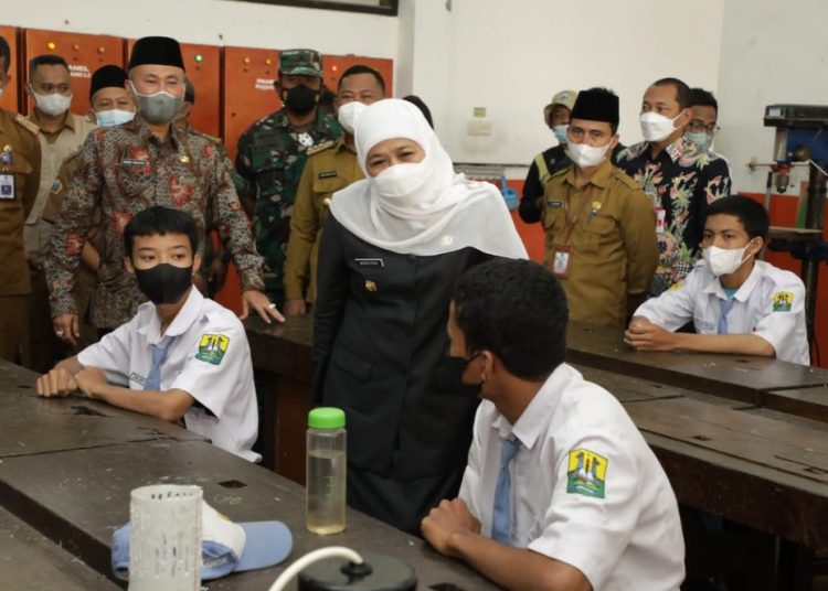 Gubernur Jatim Khofifah Indar Parawansa dalam salah satu kegiatan meninjau sekolah.