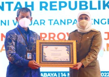Gubernur Jatim Khofifah Indar Parawansa menerima penghargaan Opini Wajar Tanpa Pengecualian atas Laporan Keuangan Tahun Anggaran 2021.