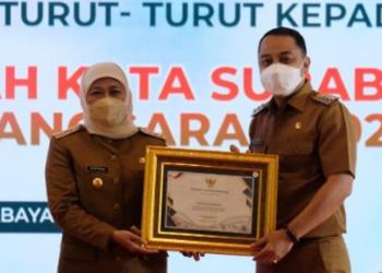 Wali Kota Surabaya Eri Cahyadi menerima penghargaan Opini WTP dari Gubernur Jatim Khofifah Indar Parawansa.
