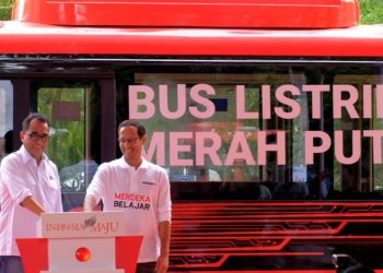 Menteri Pendidikan, Kebudayaan, Riset dan Teknologi (Mendikbudristek) RI Nadiem Anwar Makarim bersama Menteri Perhubungan RI Budi Karya Sumadi dalam peluncuran bus listrik Merah Putih.
