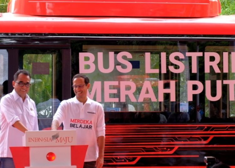 Menteri Pendidikan, Kebudayaan, Riset dan Teknologi (Mendikbudristek) RI Nadiem Anwar Makarim bersama Menteri Perhubungan RI Budi Karya Sumadi dalam peluncuran bus listrik Merah Putih.