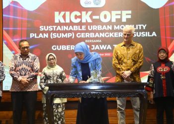 Penandatanganan kesepakatan bersama dalam program Sustainable Urban Mobility Plan (SUMP), di Gedung Negara Grahadi, Surabaya.