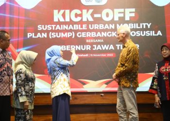 Gubernur Jatim Khofifah Indar Parawansa di sela penandatanganan kesepakatan bersama dalam program Sustainable Urban Mobility Plan (SUMP), di Gedung Negara Grahadi.