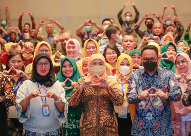 Gubernur Jatim Khofifah Indar Parawansa di sela menghadiri Rapat Koordinasi Nasional Hasil Diseminasi Evaluasi Pilot Project Jaringan Informasi Kearsipan Nasional (JIKN) di Hotel Vasa Surabaya.