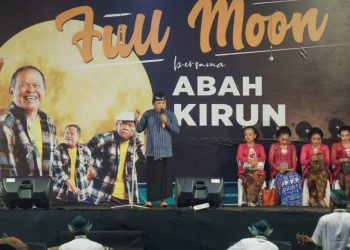 Acara Full Moon di lapangan Desa Deling Kecamatan Sekar yang menghadirkan Abah Kirun sebagai bintang tamu dengan penampilan Ketoprak Ger-Geran.