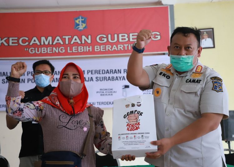Sosialisasi Penegakan Hukum Peredaran Rokok Ilegal atau Gempur Rokok Ilegal di aula kantor Kecamatan Gubeng.