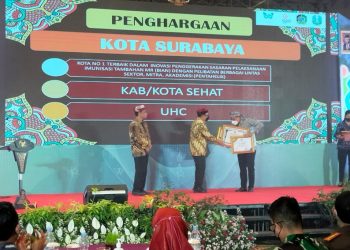 Wali Kota SurabayanEri Cahyadi menerima penghargaan dari Pemerintah Provinsi (Pemprov) Jawa Timur (Jatim) dalam Puncak Peringatan Hari Kesehatan Nasional (HKN) ke - 58 di Kabupaten Banyuwangi.