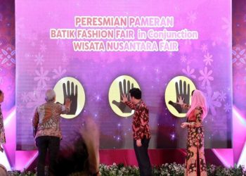 Wakil Gubernur Jawa Timur Emil Elestianto Dardak membuka Batik Fashion Festival 2022 di Grand City Convex Surabaya.