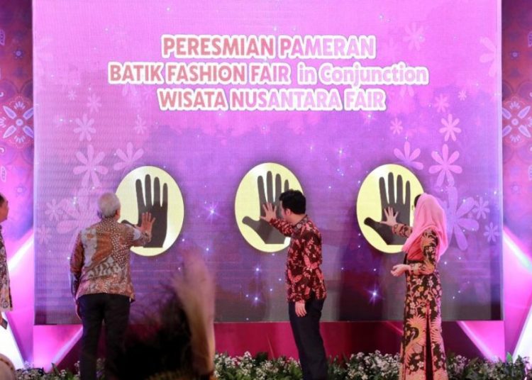 Wakil Gubernur Jawa Timur Emil Elestianto Dardak membuka Batik Fashion Festival 2022 di Grand City Convex Surabaya.