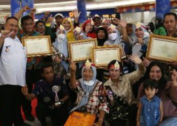 Para pemenang berfoto bersama dalam awarding Kampung Arek Suroboyo Ramah Perempuan dan Anak (KAS RPA) di Royal Plaza,