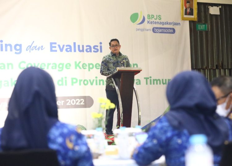 Sekdaprov Jatim Adhy Karyono saat membuka Monitoring dan Evaluasi Upaya Peningkatan Coverage Kepersertaan Jaminan Sosial Ketenagakerjaan di Prov. Jatim, di Hotel Bumi Surabaya.