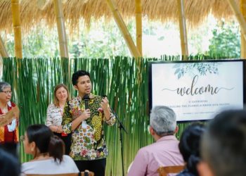 Wakil Gubernur Jawa Timur Emil Elestianto Dardak saat menghadiri U-Gathering alumni Theory U di Three Mountains, Kura-kura Bali, Serangan, Bali.