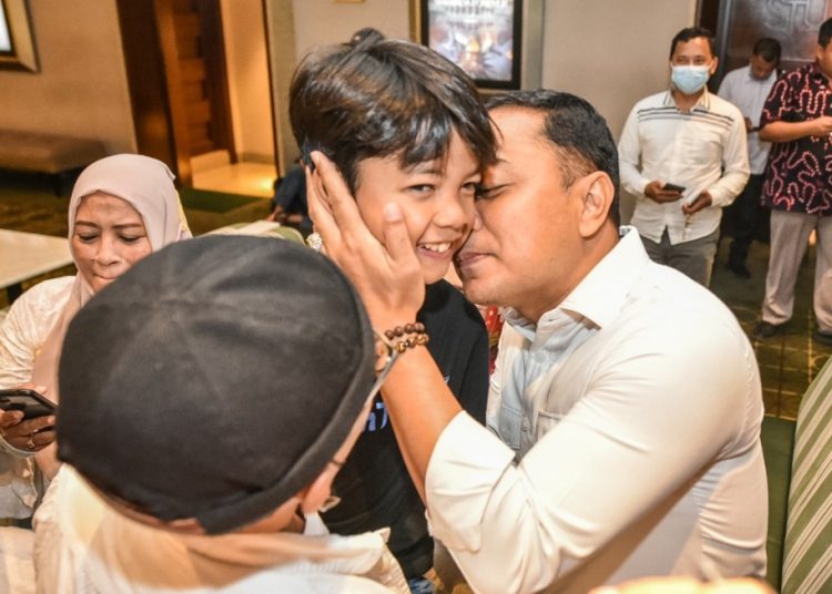 Wali Kota Surabaya Eri Cahyadi mencium artis cilik pendatang baru M. Aldifi Tegarajasa yang membintangi film 'Tegar'.