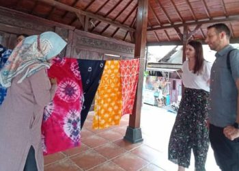 Dua wisatawan mancanegara mengunjungi Kampung Batik Tin Gundih di Jalan Sumber Mulyo IV, Kelurahan Gundih, Bubutan, Surabaya.