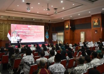 Wali Kota Surabaya Eri Cahyadi dalam seminar bertema "Guru Bersinergi Wujudkan Pendidikan Surabaya yang Bermutu dan Humanis di Graha Sawunggaling.