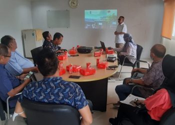 Direktur Teknik Usaha PD Pasar Surya memberikan presentasi dalam kunjungan kerja Dinas Perindustrian, Perdagangan, Koperasi dan UKM, Pemerintah Kabupaten Wajo di Surabaya.