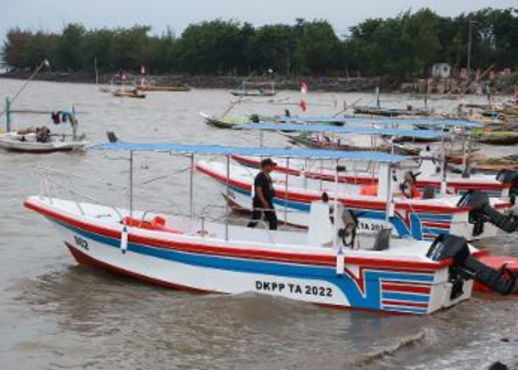 Perahu wisata untuk 3 Kelompok Usaha Bersama (KUB) yang diserahkan di kawasan Kampung Nelayan.