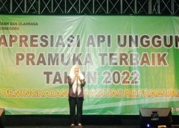 Bupati Anna Mu'awanah dalam Malam Apresiasi Api Unggun Pramuka Terbaik Tahun 2022.