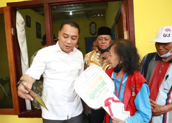 Wali Kota Surabaya Eri Cahyadi menyerahkan 8 kunci rumah hasil dari program rumah tidak layak huni (Rutilahu) Dandan Omah kepada salah satu warga.