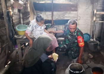 Personel Koramil 19/Bubulan Kodim 0813 Bojonegoro, bersama mahasiswa IKIP PGRI Bojonegoro, melaksanakan kegiatan program "Babinsa Masuk Dapur'