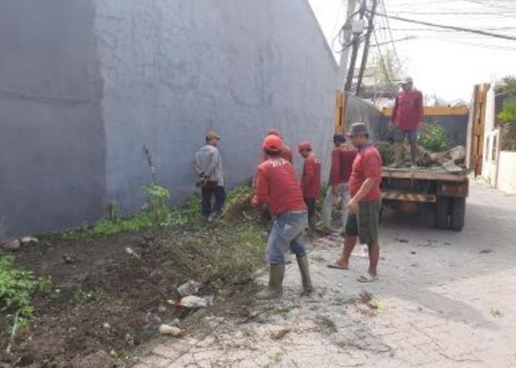 Personel Dinas Lingkungan Hidup Surahaya mengangkut sampah hasil kerja bakti “Surabaya Bergerak”
