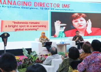 Gubernur Jatim Khofifah Indar Parawansa dalam kuliah umum atau studium generale di  Auditorium Gedung Perpustakaan Ubaya.