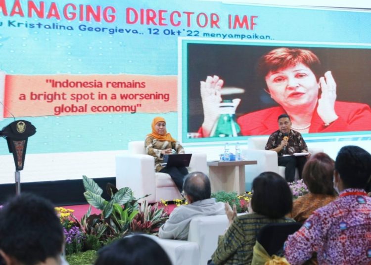 Gubernur Jatim Khofifah Indar Parawansa dalam kuliah umum atau studium generale di Auditorium Gedung Perpustakaan Ubaya.