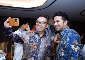 Wakil Gubernur Jawa Timur Emil Elestianto Dardak di sela menhadiri perayaan ulang tahun ke-75 pakar pemasaran Indonesia, Hermawan Kartajaya.