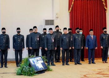 Para pejabat pimpinan tinggi pratama (eselon II) yang dilantik di Gedung Negara Grahadi, Surabaya.