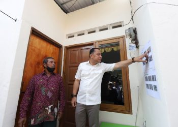 Wali Kota Surabaya Eri Cahyadi dalam acara menyerahkan kunci rumah kepada penerimaan manfaat program Dandan Omah atau Rumah Tidak Layak Huni.