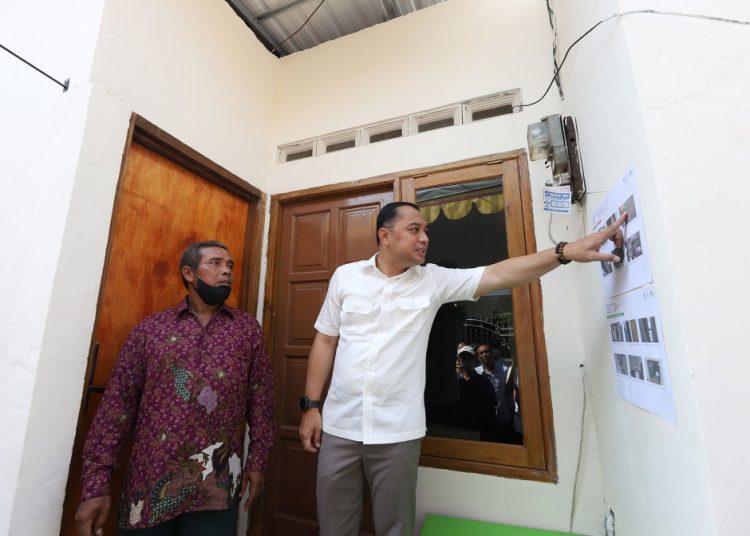 Wali Kota Surabaya Eri Cahyadi dalam acara menyerahkan kunci rumah kepada penerimaan manfaat program Dandan Omah atau Rumah Tidak Layak Huni.