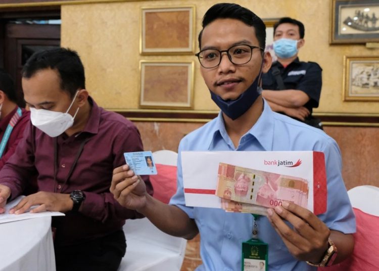 Pemberian Bantuan Langsung Tunai (BLT) dan bantuan modal usaha dari Dana Bagi Hasil Cukai Hasil Tembakau (DBHCHT) Tahun 2022.