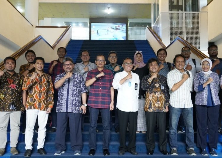 Foto bersama tim ITS dan PT Industri Kereta Api (INKA) usai melakukan penandatanganan Perjanjian Kerja Sama (PKS) untuk melanjutkan produksi BLiMP di gedung Rektorat ITS.