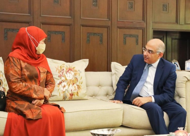 Gubernur Jawa Timur Khofifah Indar Parawansa bersama Dubes Mesir untuk Indonesia HE Mr Ashraf Sulthan di rumah dinasnya di bilangan Menteng Jakarta.
