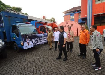 Sekretaris Daerah (Sekda) Provinsi Jawa Timur Adhy Karyono mengecek bantuan yang akan diberangkatkan bagi korban penanganan dampak becana gempa bumi yang terjadi di Kabupaten Cianjur.