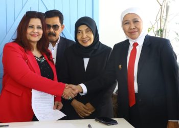 Gubernur Jatim Khofifah Indar Parawansa bersama pengusaha Mesir dalam MoU kontrak ekspor bernilai total 11 juta USD atau sekitar Rp 172,6 miliar untuk komoditas kertas dan kopi dari Jawa Timur ke Mesir.