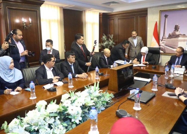 Penandatangan LoI antara Gubernur Jawa Timur Khofifah Indar Parawansa bersama Gubernur Alexandria Mohamed Taher El-Sherif.