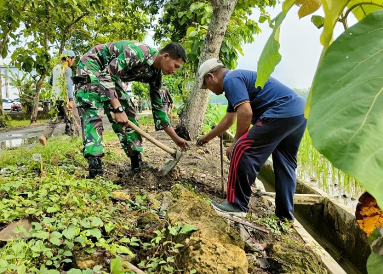 Kegiatan program pembinaan lingkungan hidup dengan melakukan penghijauan di Desa Suwaloh, Kecamatan Balen, Bojonegoro.