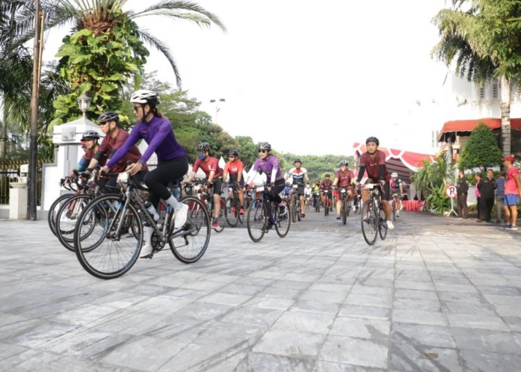Rally Fondo, start dari Balai Kota Surabaya dan mengelilingi sejumlah bangunan heritage hingga finish kembali di Balai Kota Surabaya.