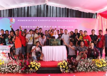 Bupati Bojonegoro Anna Mu"awanah dalam peresmian Pasar Burung Buana Lestari.